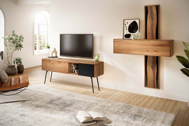 Wohnzimmer mit Lowboard und Wandregal aus Eiche
